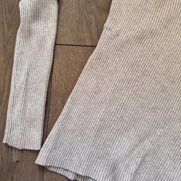 Aritzia Long Sleeve Ribbed Top in Light Gray - Picture 2 of 3